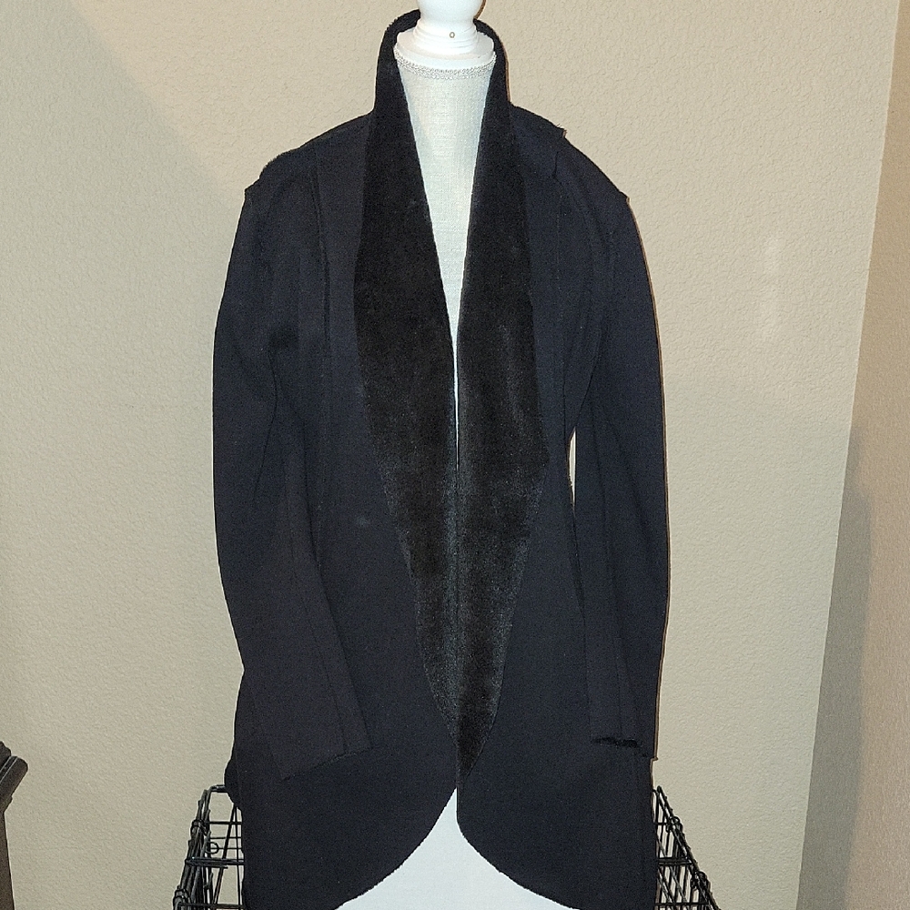 C. OLIVER SZ L WOMENS JACKET LIKE NEW CONDITION WITH A FLEECE LIKE LINING